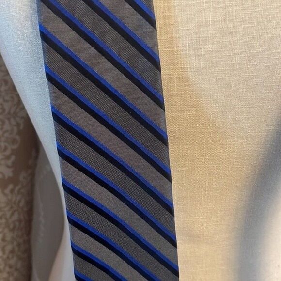 EUC CALVIN KLEIN MENS 100% silk STRIPED TIE - Picture 2 of 2